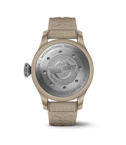 Dettaglio quadrante marrone con numeri arabi tonali e lancette luminescenti Super-LumiNova.